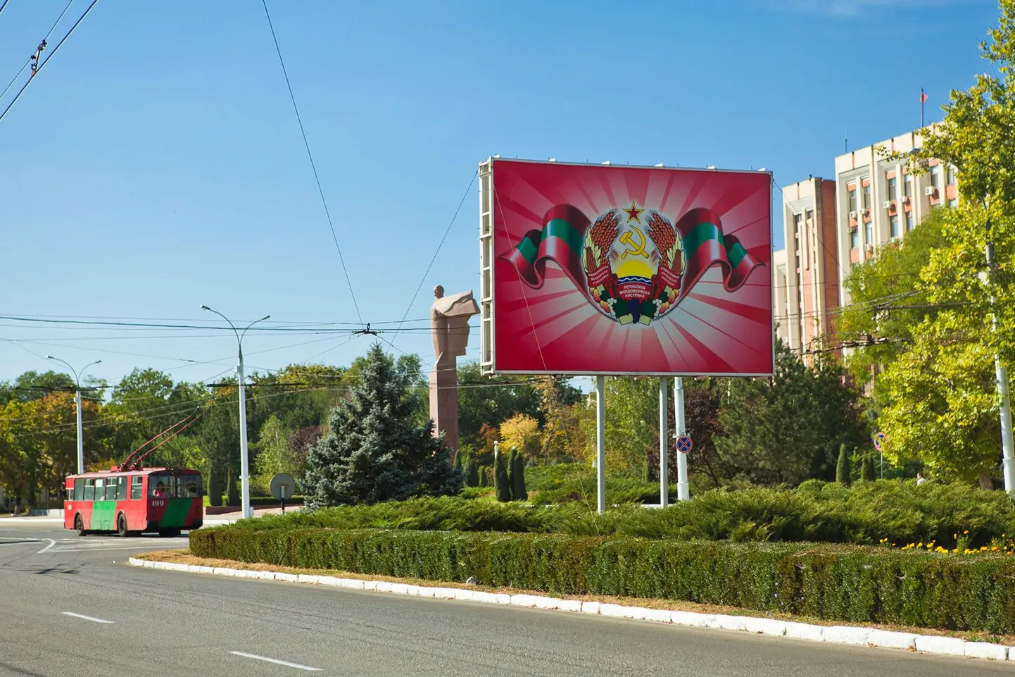 Герб Приднестровья на фоне Верховного совета Тирасполя.