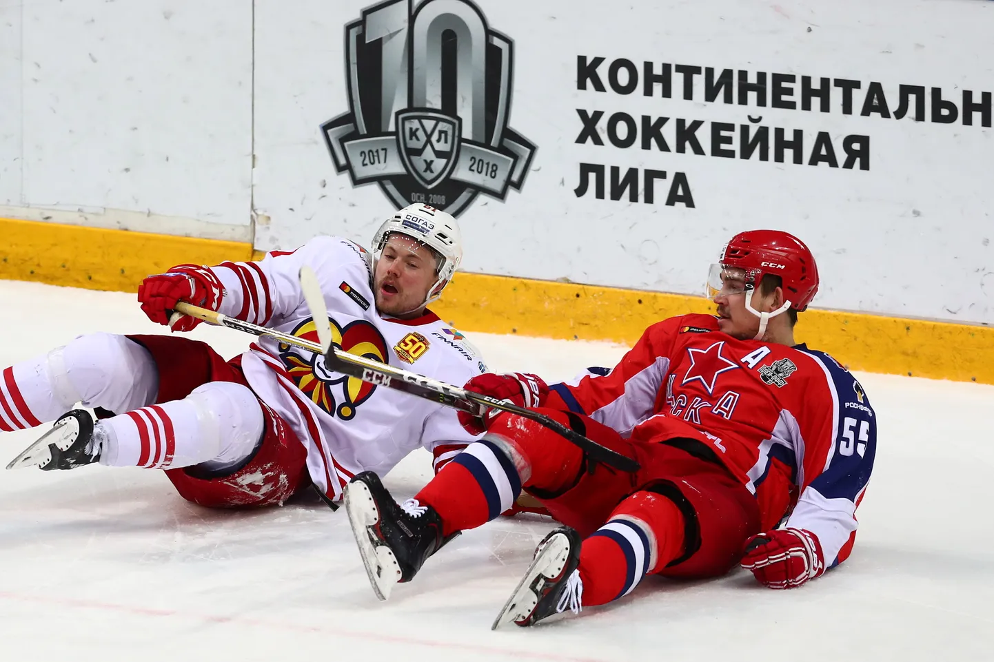 Kaksd väsinud hokimeest: Jokerite Tommi Huhtala ja CSKA Bogdan Kiselevitš.