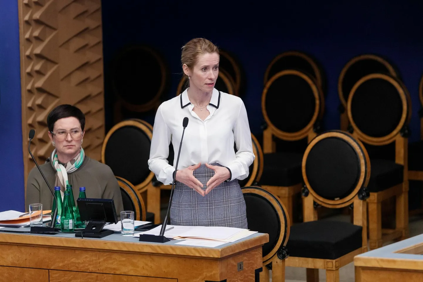 Kolmapäeval hääletas riigikogu neli usaldusküsimusega eelnõu läbi, kuid valitsuse laialimineku oht säilib. Pildil Reformierakonna peaminister Kaja Kallas (paremal) ja sotsiaalkaitseminister Signe Riisalo.