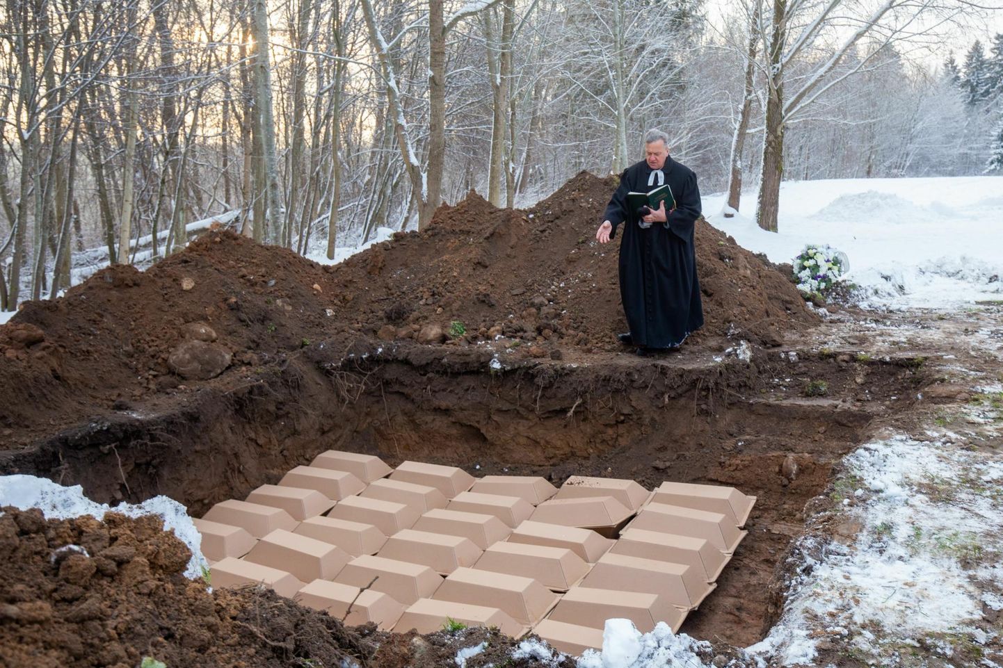 Uueveski sõjahauast leitud hukatute säilmed maeti ümber kalmistule.