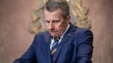 KLÕPS ⟩ Töö ajal jalga sirutanud Ligi tekitas tähelepanu: selline asi ministri palga sees pole, mistõttu on tervislik saalist lahkuda