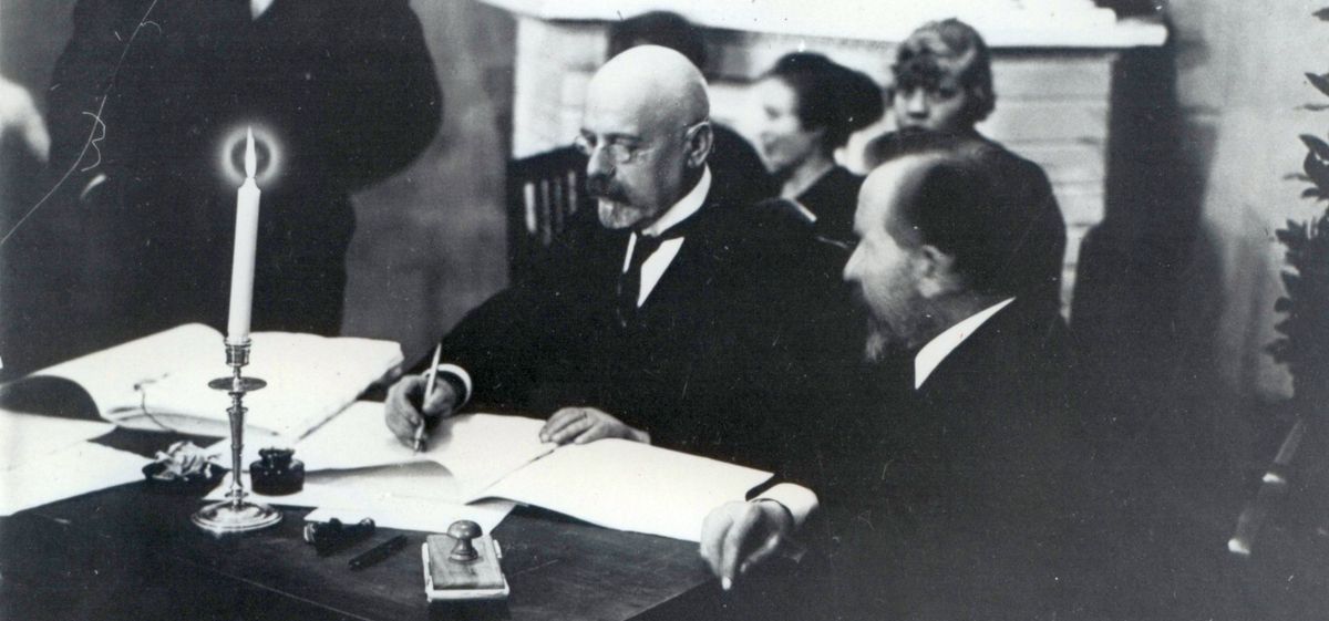 Lepingu allkirjastab Eesti delegatsiooni juht Jaan Poska.