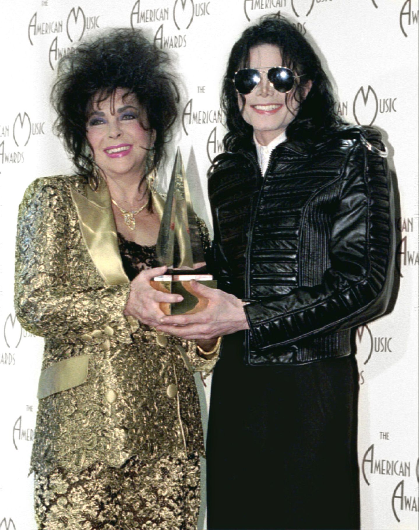Michael Jackson 1993. aastal koos hea sõbra Elizabeth Tayloriga