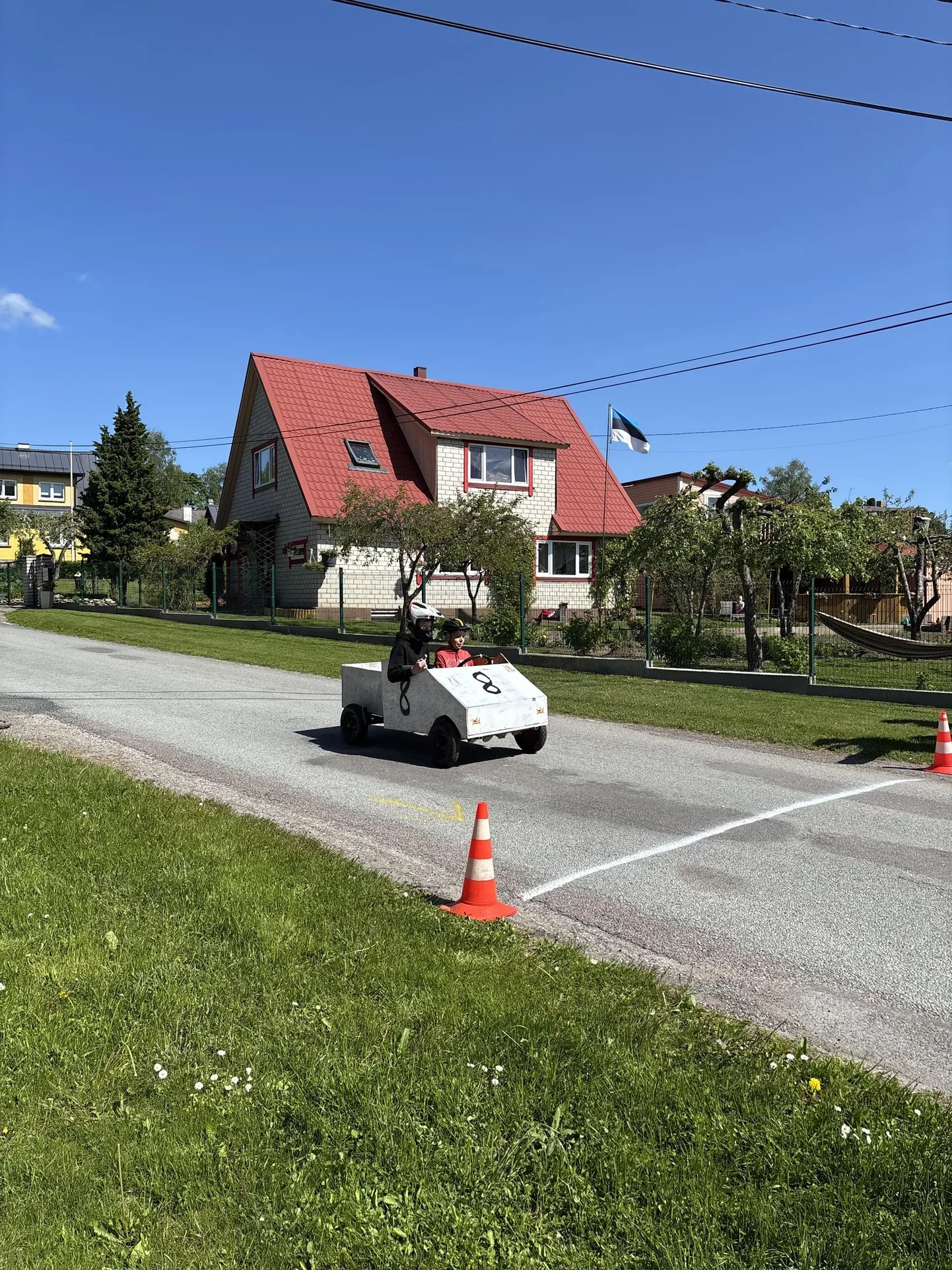 Võistkond Bokser finišijoont ületamas.
