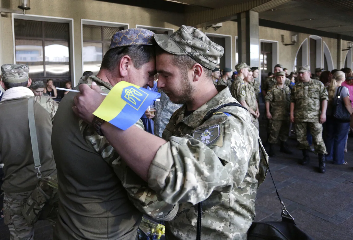 Donbassist Kiievisse tagasi jõudnud Ukraina sõjaväelased vastuvõtmistseremoonial.