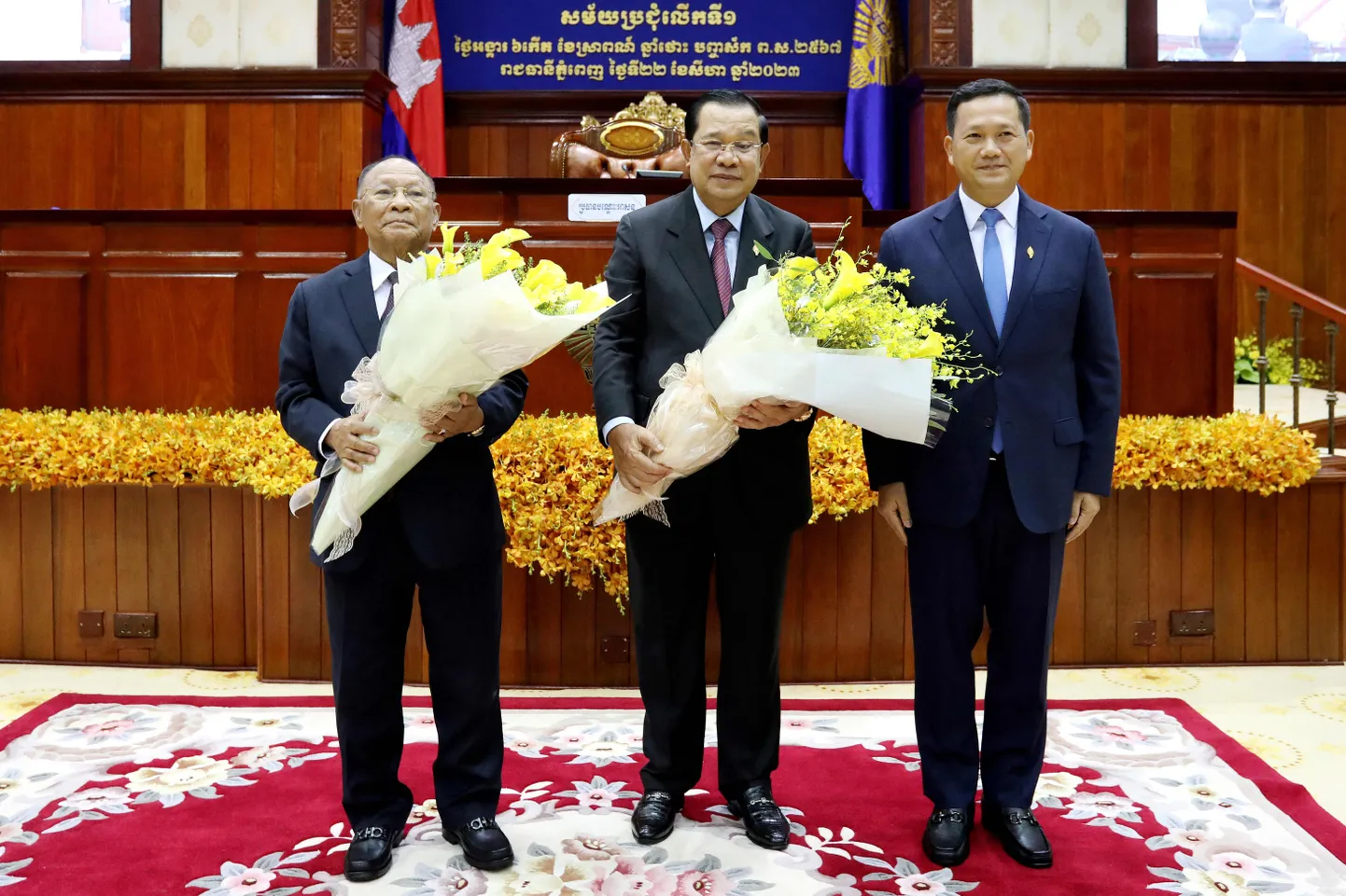 Sel 22. augustil tehtud ja avaldatud fotol on Kambodža vastne peaminister Hun Manet (paremal), tema kõrval isa ja kauane ekspeaminister Hun Sen ning rahvusassamblee esimees Heng Samrin.
