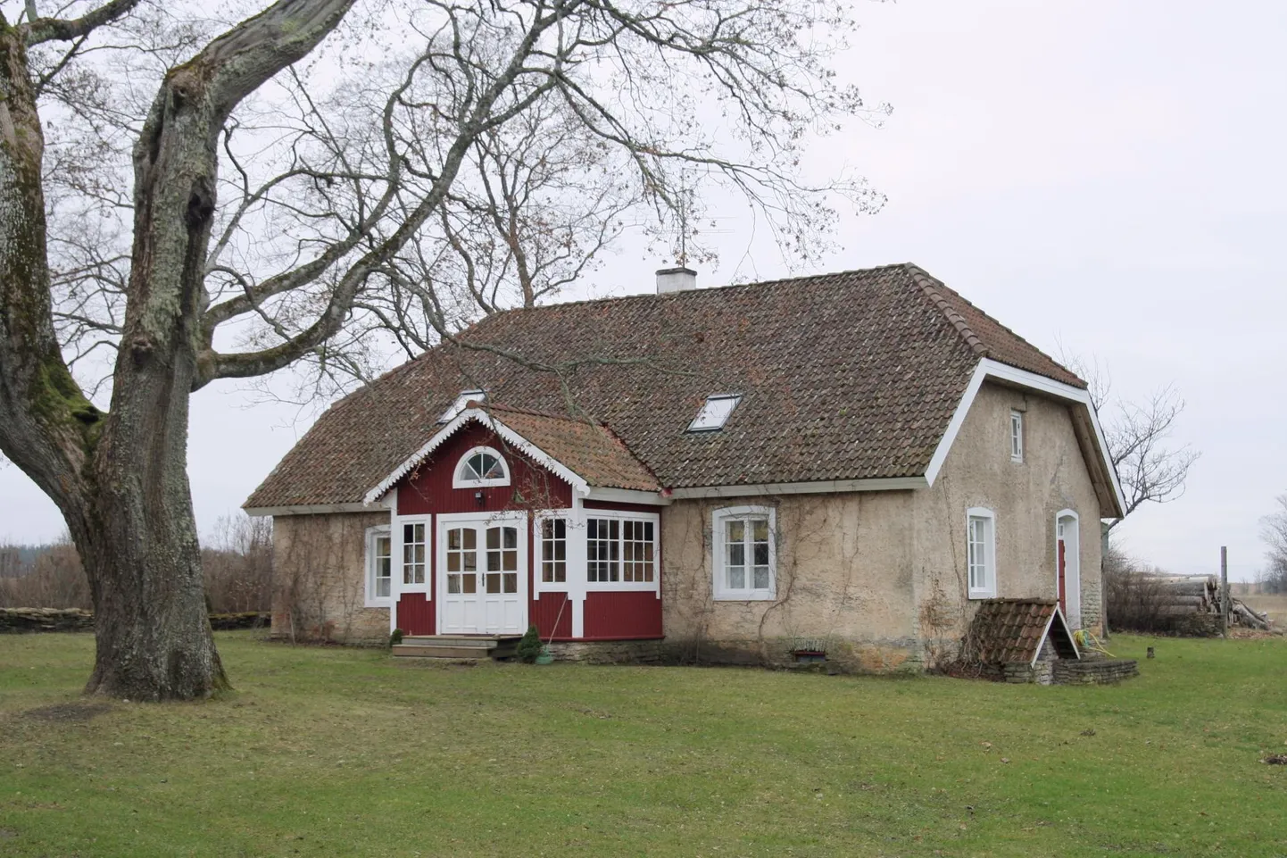 Carl Magnus von der Pahlen tegi uutmoodi talumajade rajamisega algust juba 1844. aastal. Samal aastal on ehitatud ka Allika talu elumaja, millele on hiljem lisatud sobilikus stiilis eeskoda ehk veranda.