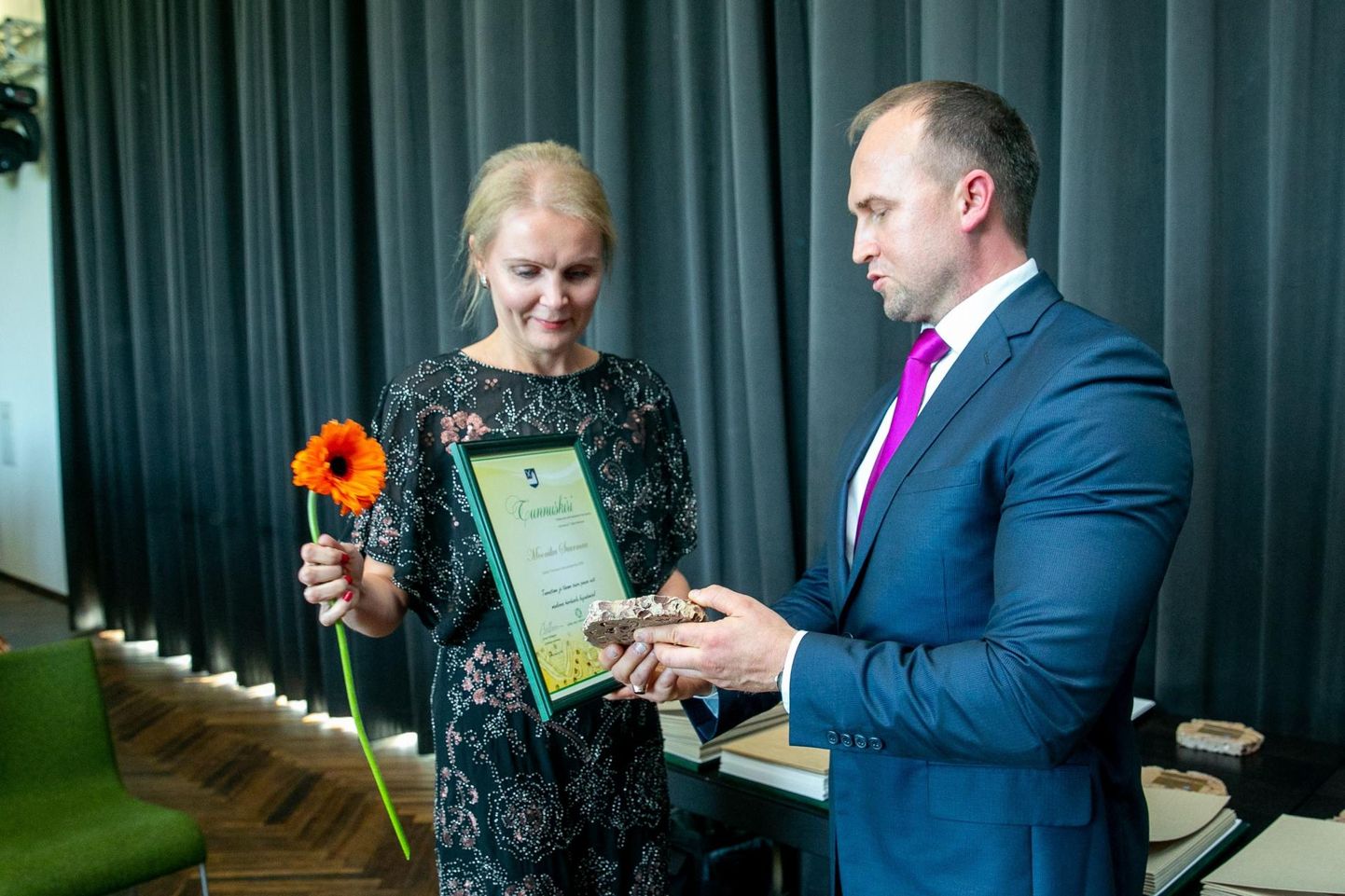Lääne-Virumaa aasta lasteaiaõpetajat Moonika Suurmaad õnnitleb Lääne-Viru omavalitsuste liidu tegev­direktor Sven Hõbemägi.