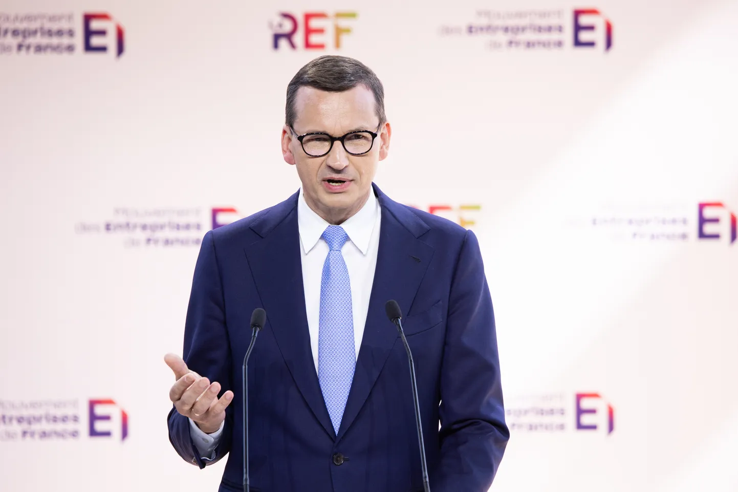 Mateusz Morawiecki Prantsusmaal kõnelemas.
