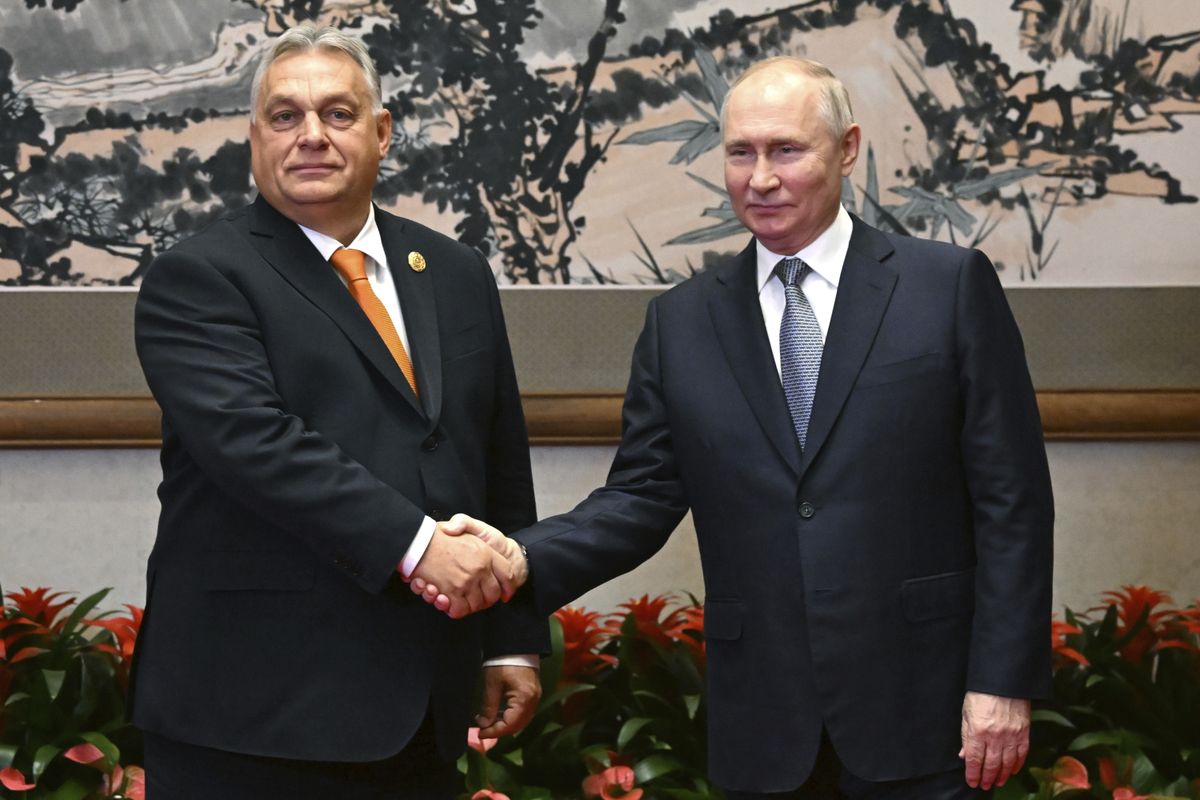 Премьер Венгрии Виктор Орбан продолжает тесное сотрудничество с Путиным, несмотря на солидарную позицию ЕС в отношении войны России с Украиной. На фотографии лидеры двух стран радуются друг другу в Китае в октябре 2023 года.