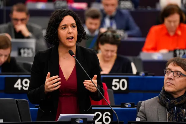 Манон Обри.