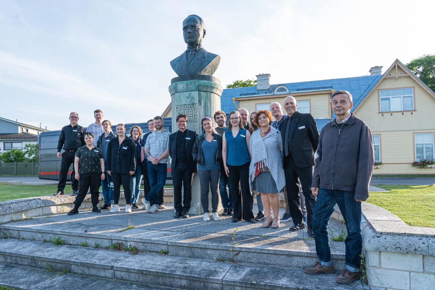 Foto tehti kohe pärast imelist avakontserti Haapsalus: koor koos C. Kreegi poja Jüri Kreegiga Cyrillus Kreegi mälestusmärgi juures. Keskel koori peadirigent Kari Turunen