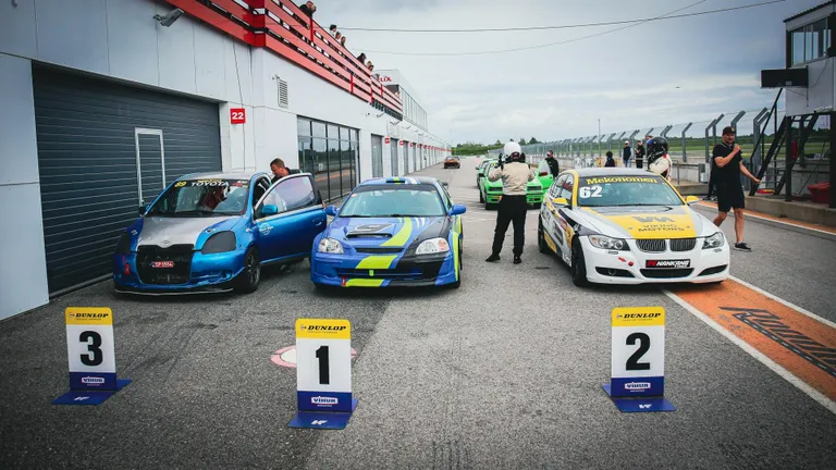 Porsche Ringil sõideti mootorratturite ja autosõitjate Eesti meistrivõistluste teine etapp.