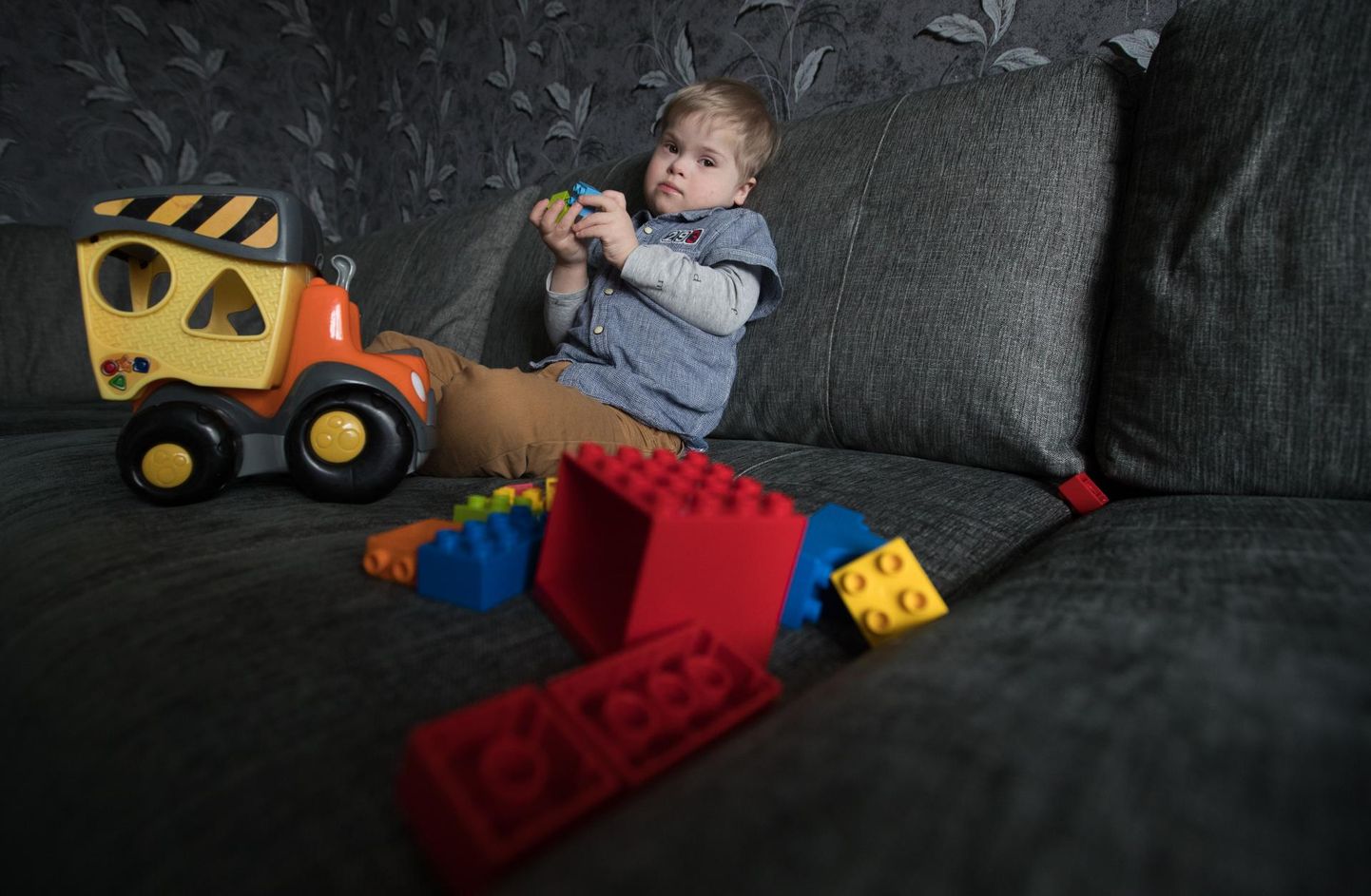 Kolme ja poole aastane Henri võib mitu tundi süvenenult legodega mängida. Kui Downi laps on harjunud midagi omamoodi tegema, siis teda naljalt ümber ei õpeta.