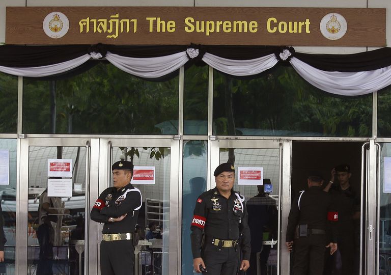 Tai ülemkohtu valvurid 25. augustil Yingluck Shinawatra saabumist ootamas. Foto: Sakchai Lalit/AP/Scanpix