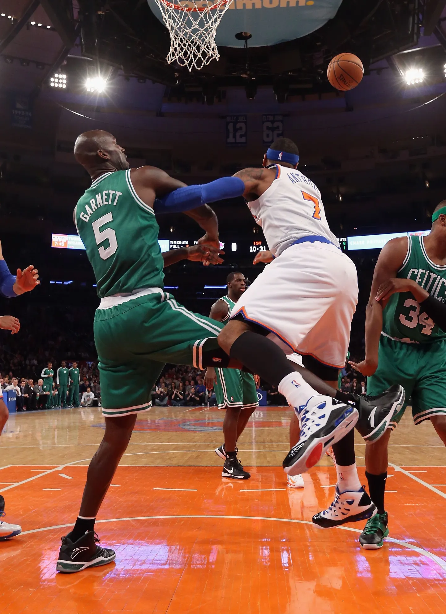 Kevin Garnett (vasakul) ja Carmelo Anthony.