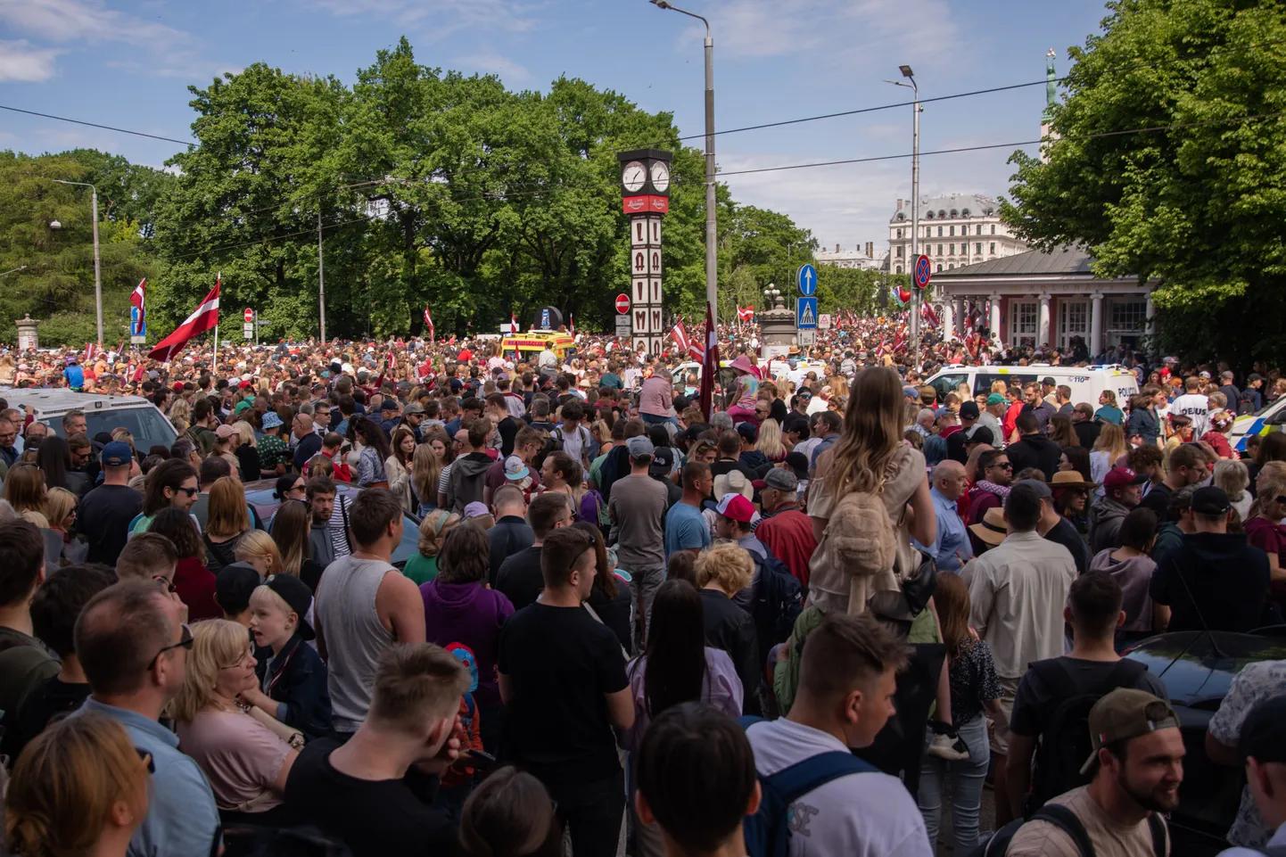 Tūkstošiem hokeja līdzjutēju sveic bronzas medaļu ieguvēju Latvijas hokeja izlasi pie Brīvības pieminekļa