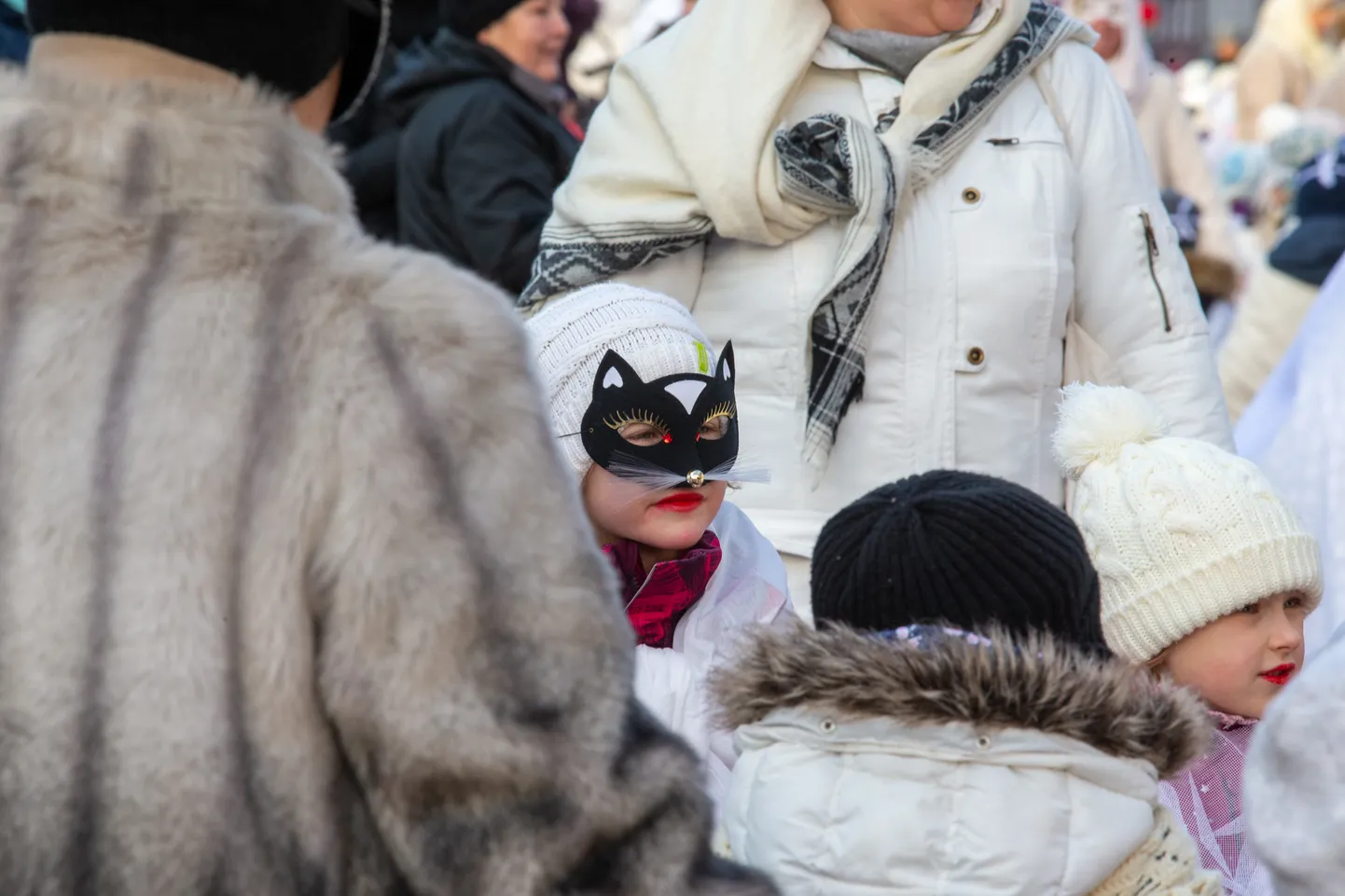 В День Кадри дети и взрослые в масках и костюмах ходят по домам, поют, желают счастья и получают угощения.