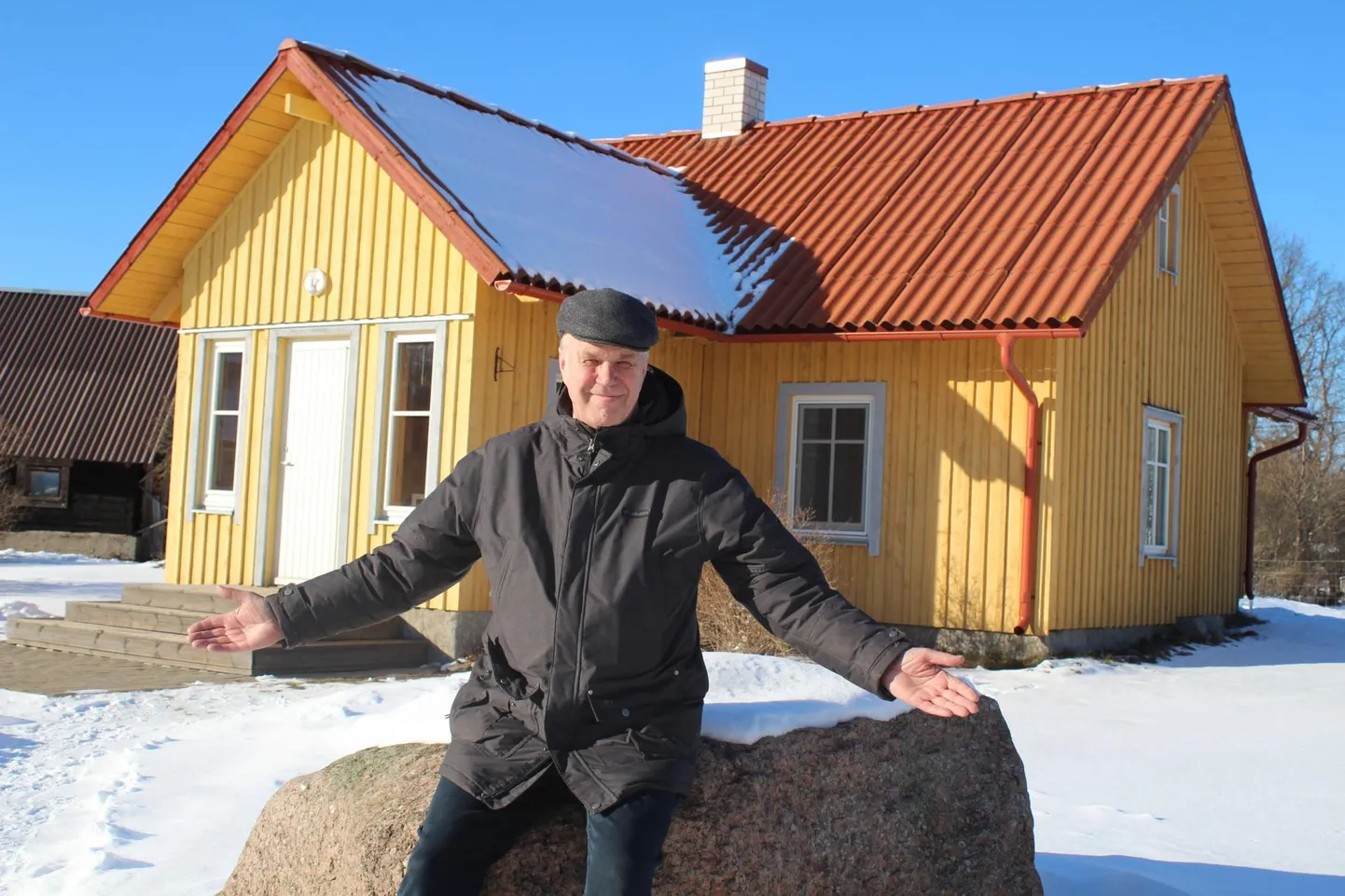 Jaan Velström Virve külas majakese ees, mis on valminud aastal 1922. Ehkki hoone on tilluke, kulus selle remondi peale 40 000 eurot. Praegu kuulub maja mehe tütrele.
