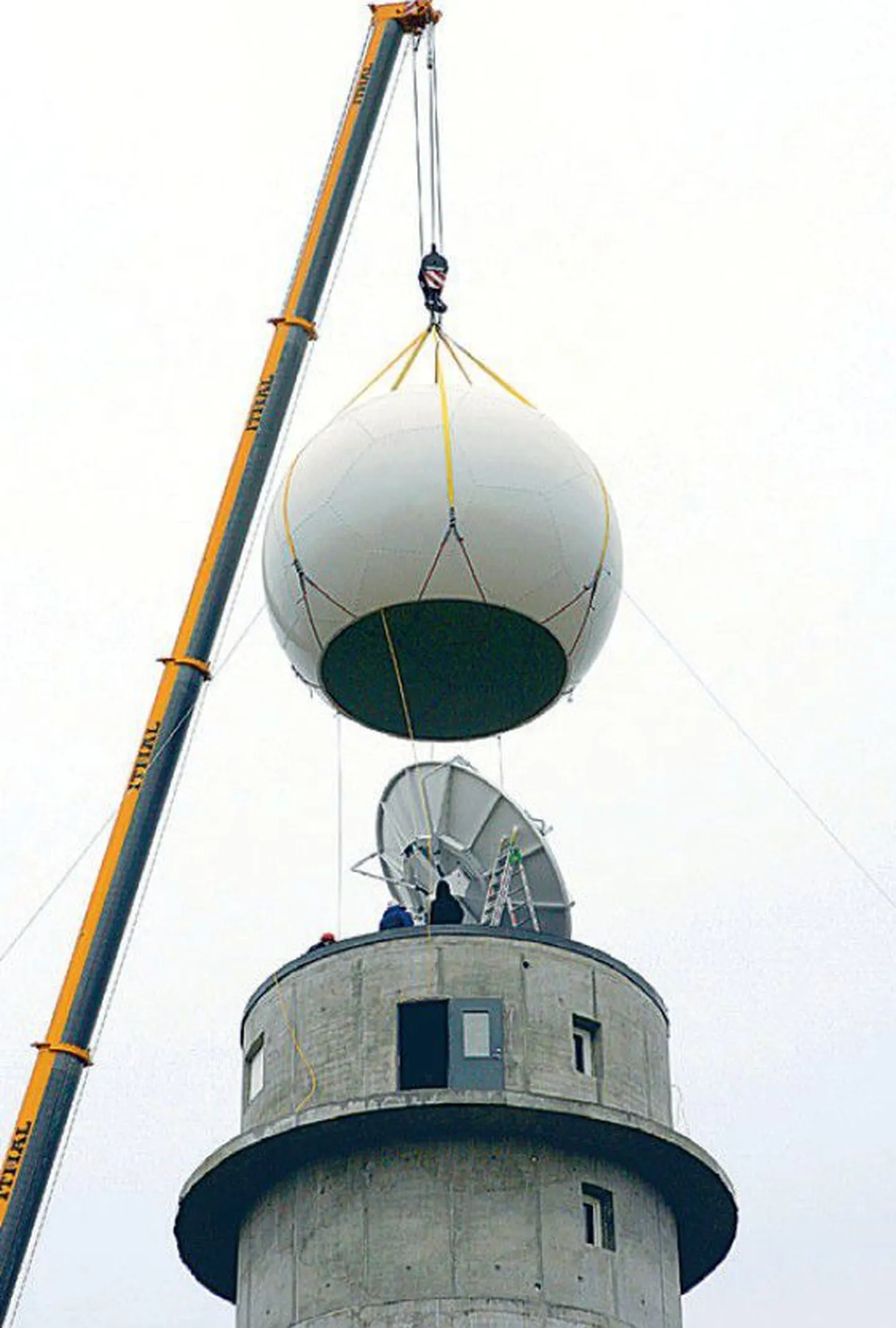 Soomest ostetud moodsa ilmaradari
paigaldamine Sürgaveres asuva betoontorni
tippu 2008. aastal.