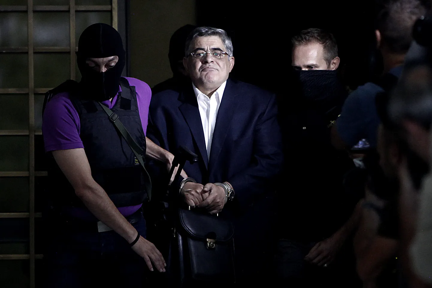 Nikos Michaloliakos 2013. aasta septembris politseinike haardes.