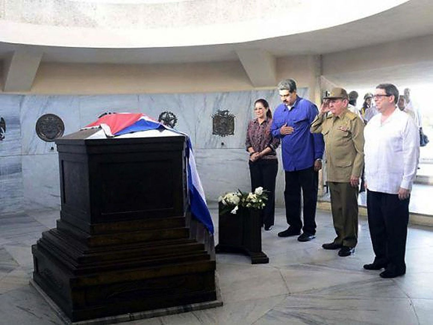 Venezuela president Nicolas Maduro Kuuba endisele liidrile Fidel Castrole tema haua juures austust avaldamas.