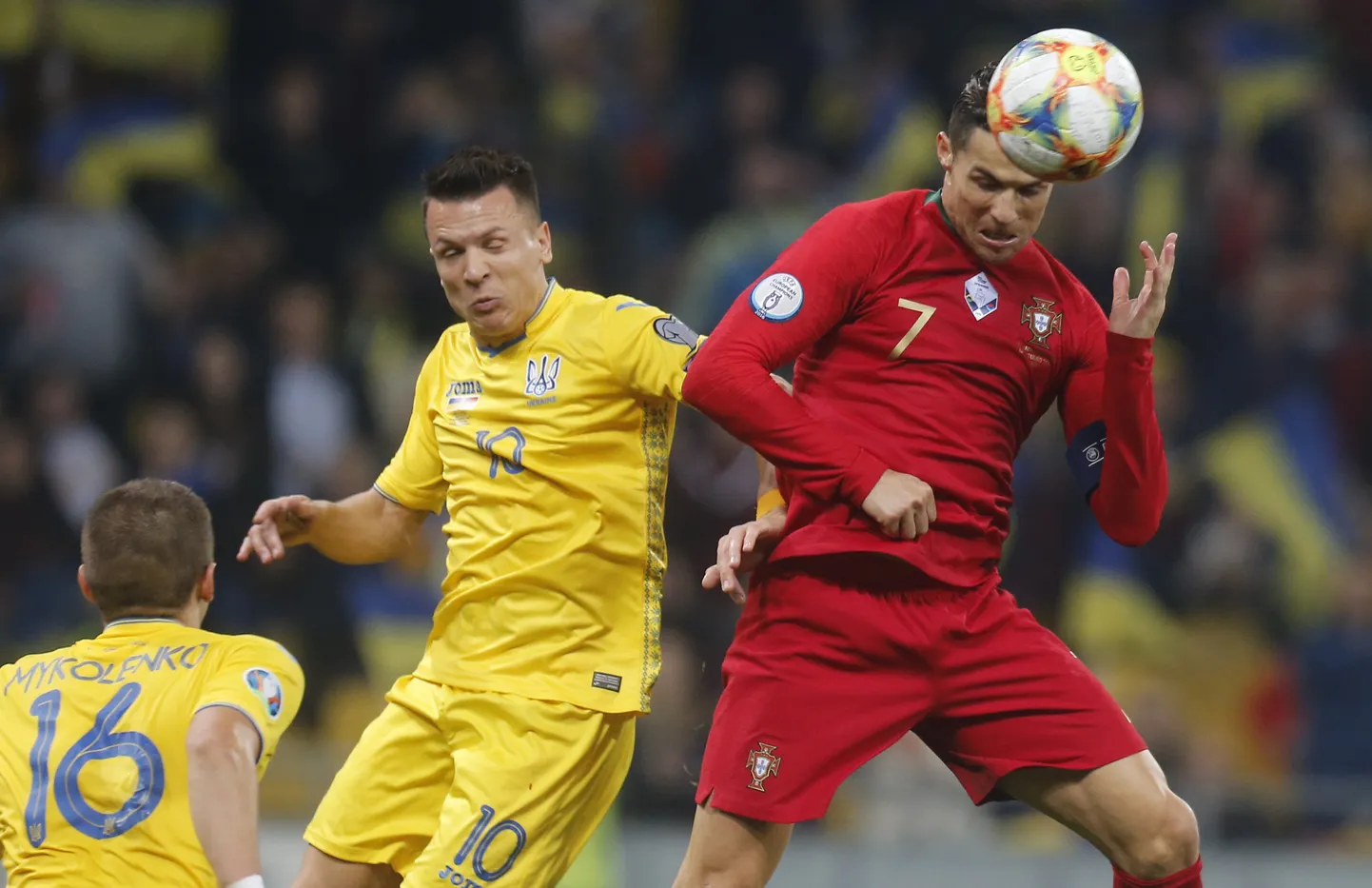 Jevhen Konopljanka (vasakul) ja Cristiano Ronaldo mullusel jalgpalli EM-finaalturniiril.