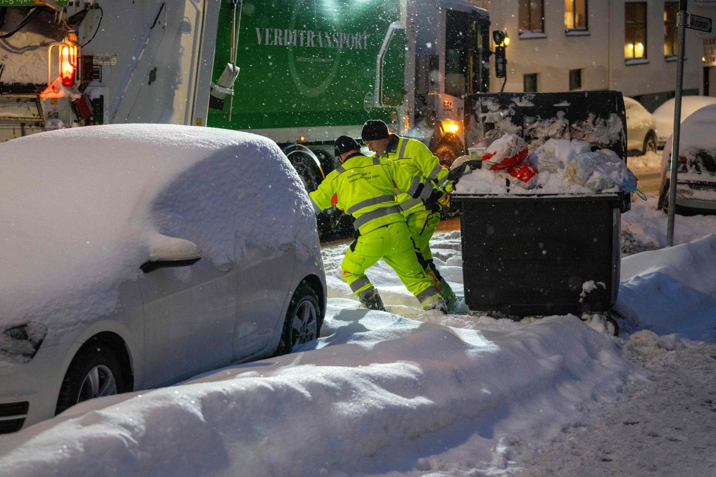 Prügivedajad toimetavad lumisel Oslo tänaval. Foto pole tehtud praeguse tormi ajal, vaid jaanuari alguses.