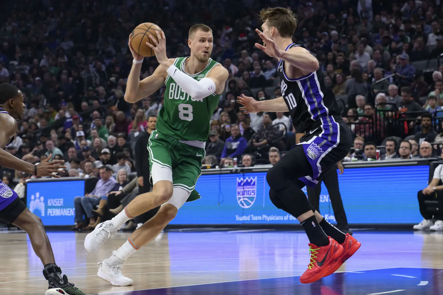 NBA spēlētāji Kristaps Porziņģis un Donāts Sabonis