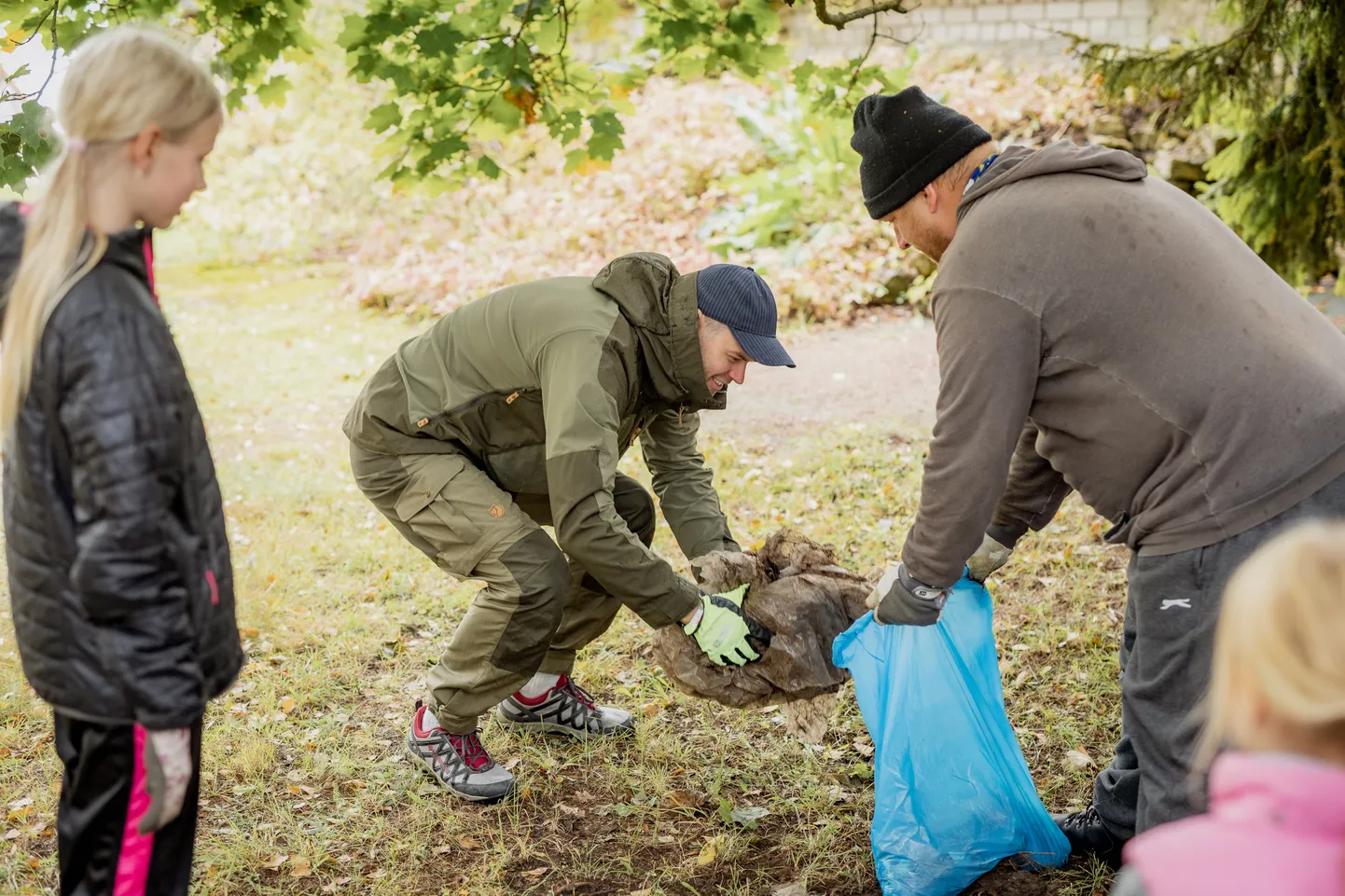 Keskkonnaminister kääris maailmakoristuspäeval käised üles Orissaares.