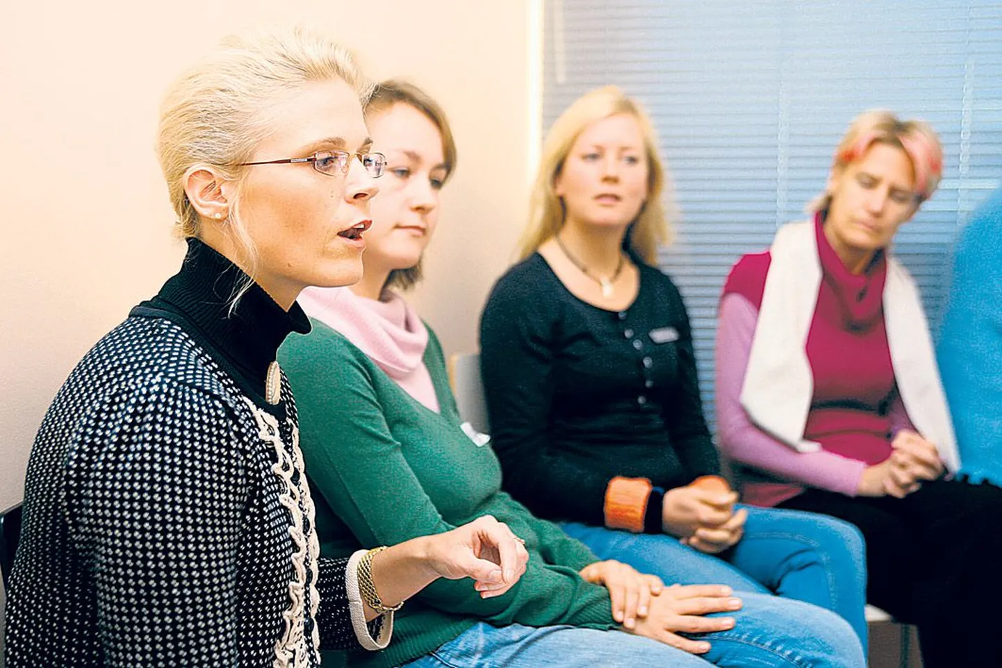 Tartu Tervishoiu Kõrgkooli ämmaemanda õppekava koordinaator Marge Mahla (vasakult), tema kõrval tudengid Kätlin Kirpu ja Laura Kristine Møller ning naistekliiniku vanemämmaemand ja praktikajuhendaja Pille Teesalu.