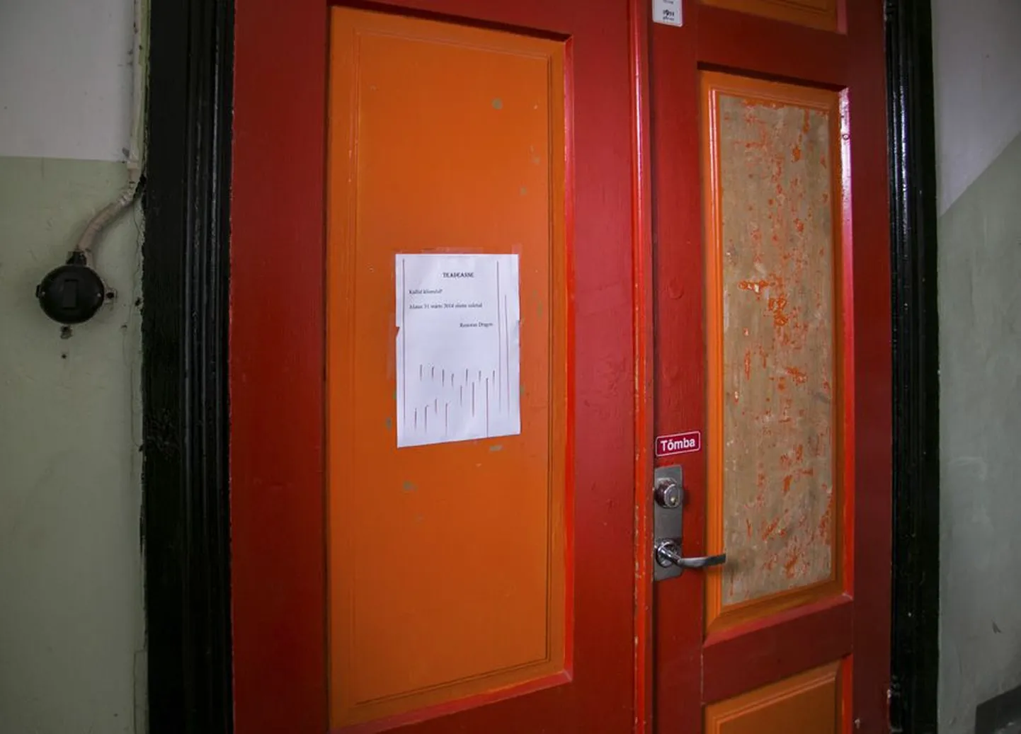 Silt endise Draakoni restorani uksel annab teada, et söögikoht on 31. märtsist suletud.