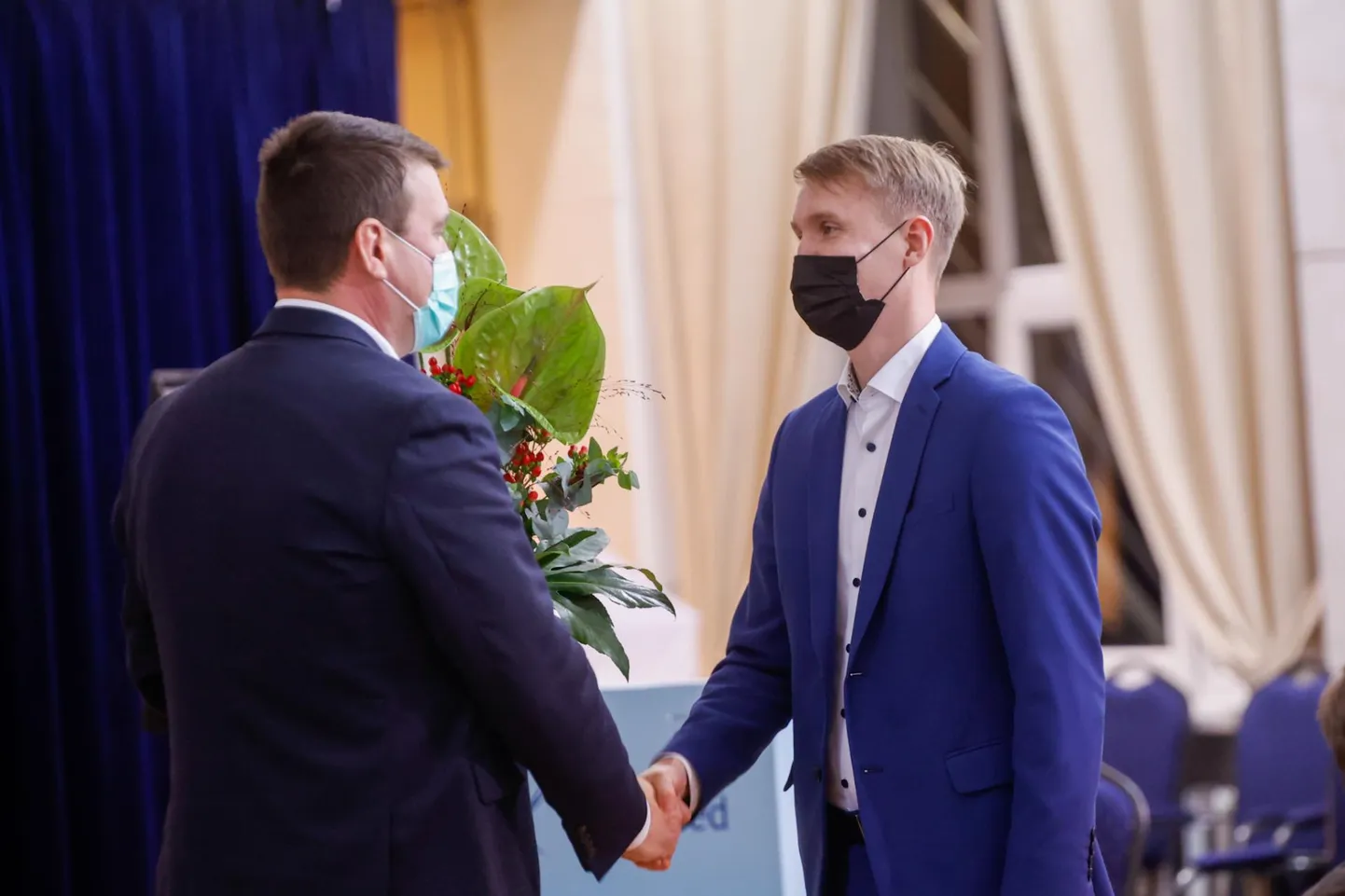 Haljala vallavolikogu esimees Veiko Veiert (vasakul) asutub koos vallavanem Ivar Lillebergiga (paremal) tagasi.