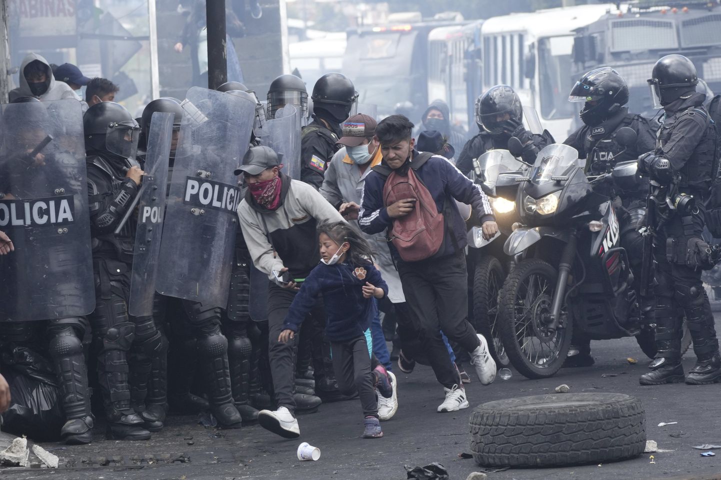 Inimesed põgenemas pisargaasi eest president Guillermo Lasso majanduspoliitika vastasel meeleavaldusel Ecuadori pealinnas Quitos. 16. juuni 2022.