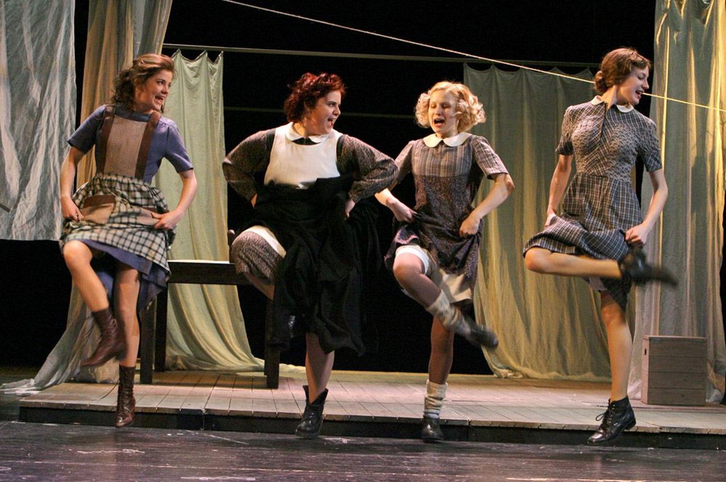 Õeksed tantsuhoos: Jane Kruus (Chris, vasakult), Piret Krumm (Maggie), Katariina Kabel (Rose) ja Kristiina Hortensia Port (Agnes).