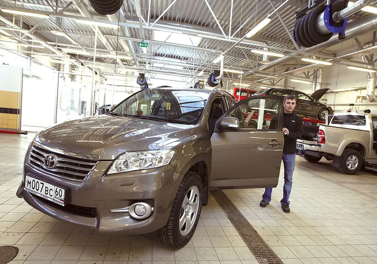 Житель Пскова Павел Шутович предпочитает ремонтировать свой автомобиль Toyota в представительстве Amserv Auto в Тарту.