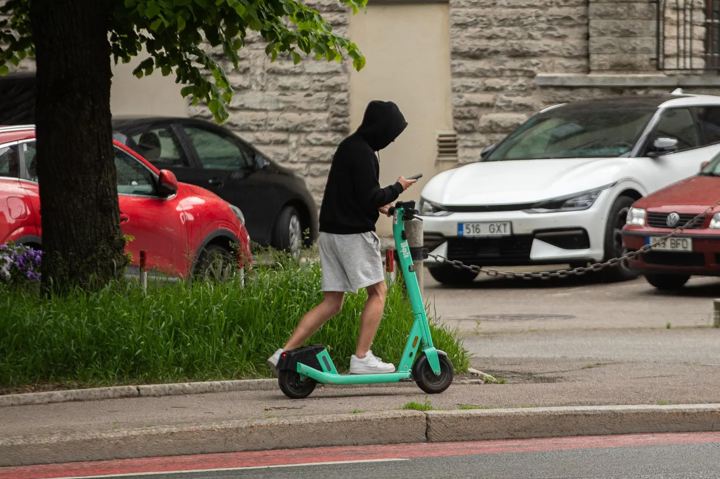 Kuigi rendiettevõtted on seadnud elektritõukeratastele soovitatava vanusepiirangu, ei pea sõidu alustamiseks seda kuidagi tõestama.