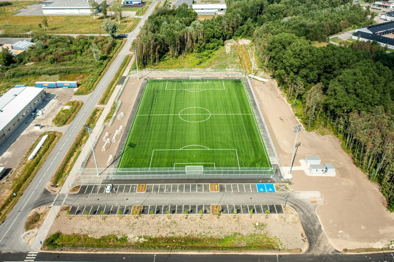 Uus spordihoone tuleb pildil olevast Rehepapi 3 jalgpalliväljakust diagonaalis ülalpool olevasse metsatukka. Jalgpallistaadionist paremale tuleb uus jalgpallihall.