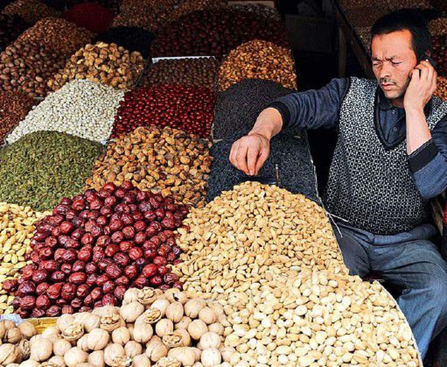 Kuivatatud puuviljade ja pähklite müüja ootab ostjaid, toiduainete hinnad on viimasel Hiinas kiiresti tõusnud.