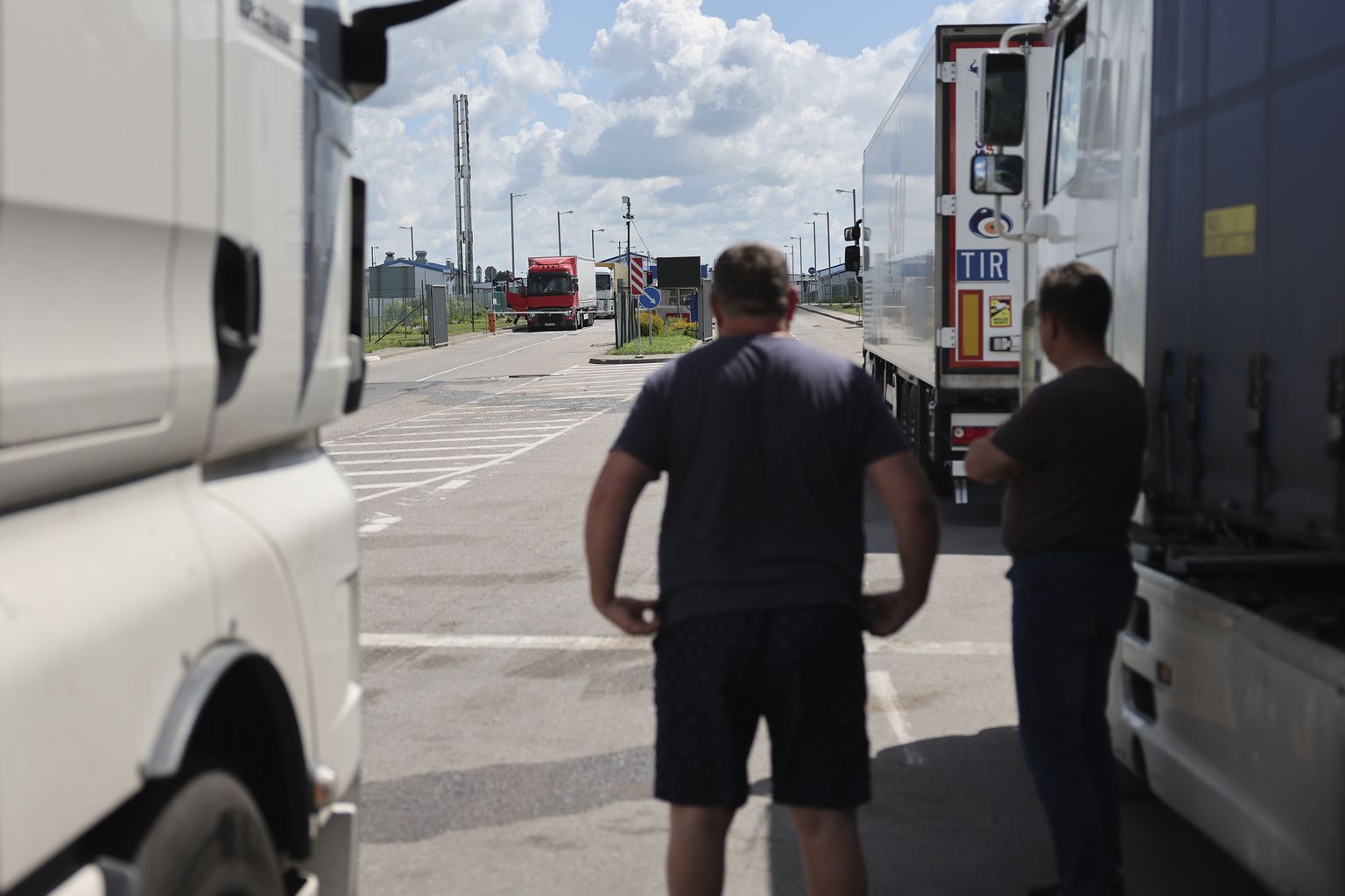 Дальнобойщики на пограничном пункте Чернышевское на российское-литовской границе.