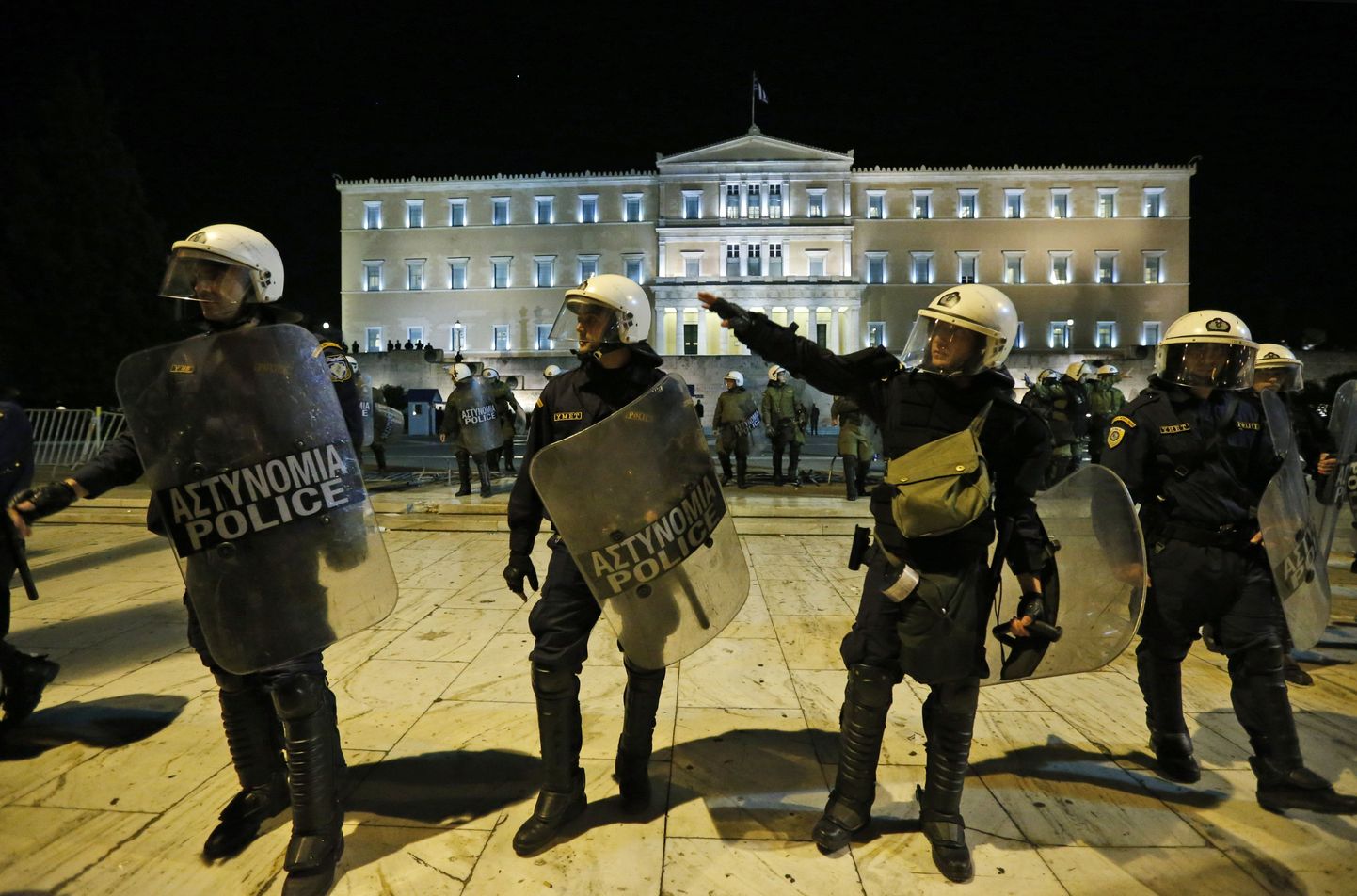 Kreeka politseinikud eile Ateenas parlamendihoone juures.