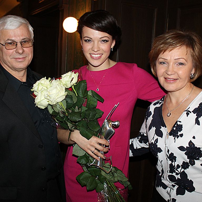 Pasaulē populārā latviešu akordeoniste Ksenija Sidorova ar vecākiem 