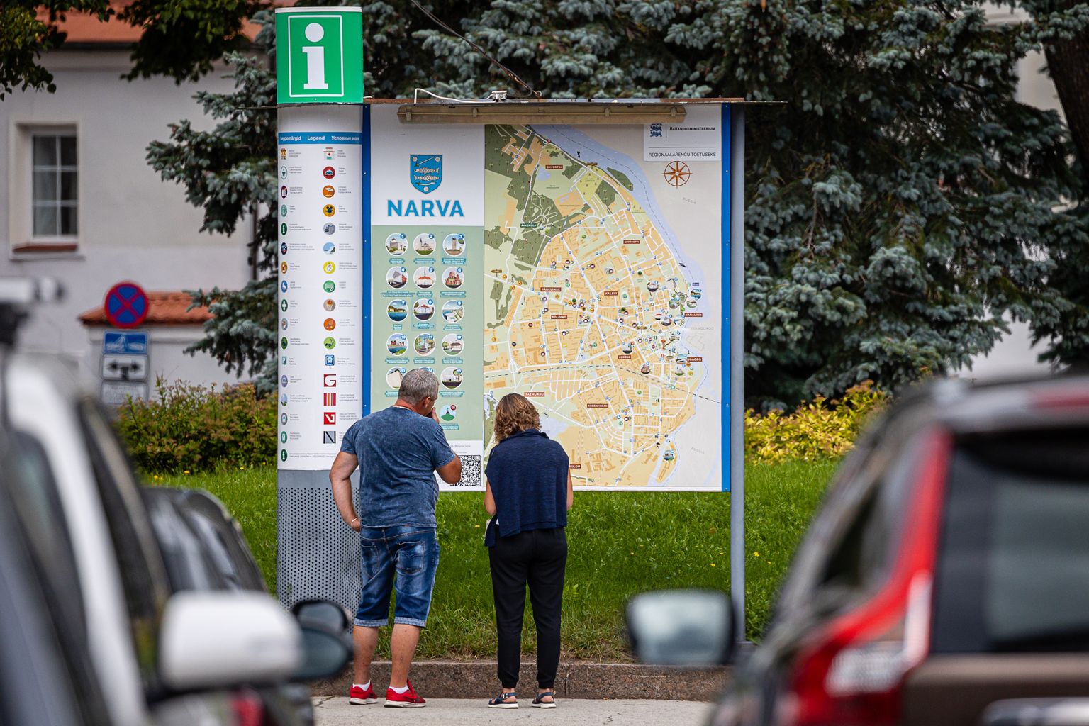 Туристы возле городской карты на Петровской площади в Нарве.
