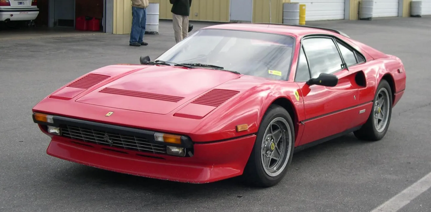Pildil olev Ferrari 308 GTB pole täpselt mees masin, mis Moskvas maha põles.