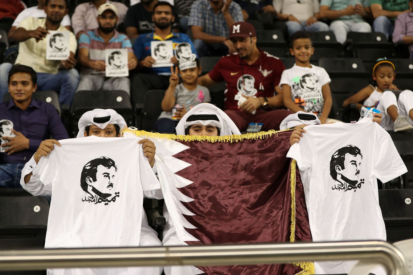 Katari jalgpallifännid emiir Tamimi pildiga särkidega.
