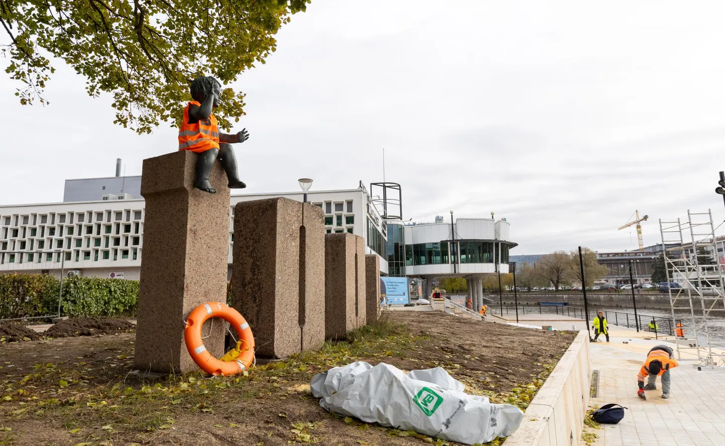Varakevadest hilissügiseni käinud kaldapromenaadi ehitusel hoidsid silma peal paljud tartlased.