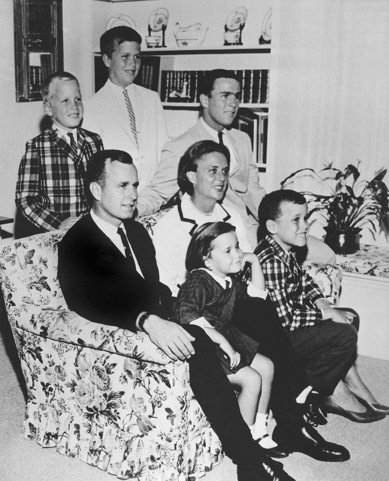 George HW Bush, ta naine Barbara ja nende lapsed. George W Bush istub oma ema seljataga. Pilt on tehtud 1964. aastal