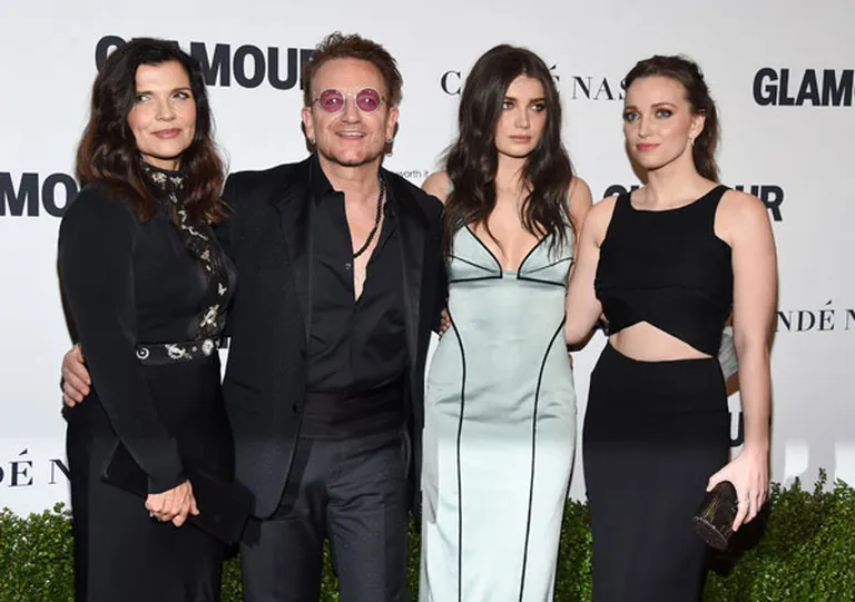 Bono ar sievu un meitām - Īvu un Džordanu