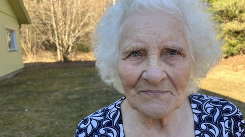 INIMESTEST AEGAMÖÖDA ⟩ Ivi ja Herbert. Lapsepõlvemaa metsatuka taga