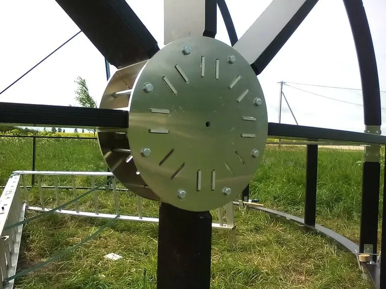 Vineerist karkassiga kuppelkasvuhoone prototüüp. Kinnitusdetail.